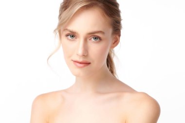Beyaz arka planda temiz tenli güzel bir kadın, yüz bakımı, yüz bakımı, kozmetoloji, güzellik ve kaplıca, kadın portresi..