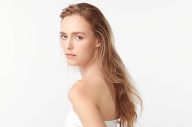 Beyaz arka planda temiz tenli güzel bir kadın, yüz bakımı, yüz bakımı, kozmetoloji, güzellik ve kaplıca, kadın portresi..