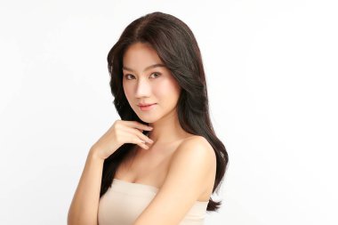 Beyaz arka planda temiz tenli güzel Asyalı kadın, yüz bakımı, yüz bakımı, kozmetoloji, güzellik ve kaplıca, Asyalı kadın portresi.