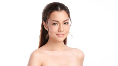 Beyaz arka planda temiz tenli güzel Asyalı kadın, yüz bakımı, yüz bakımı, kozmetoloji, güzellik ve kaplıca, Asyalı kadın portresi.