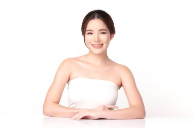 Beyaz arka planda temiz tenli güzel Asyalı kadın, yüz bakımı, yüz bakımı, kozmetoloji, güzellik ve kaplıca, Asyalı kadın portresi.