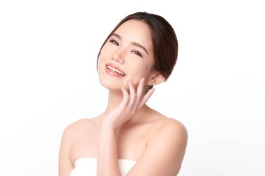 Beyaz arka planda temiz tenli güzel Asyalı kadın, yüz bakımı, yüz bakımı, kozmetoloji, güzellik ve kaplıca, Asyalı kadın portresi.