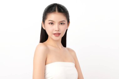 Beyaz arka planda temiz tenli güzel Asyalı kadın, yüz bakımı, yüz bakımı, kozmetoloji, güzellik ve kaplıca, Asyalı kadın portresi.