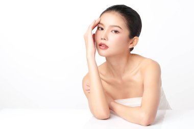 Beyaz arka planda temiz tenli güzel Asyalı kadın, yüz bakımı, yüz bakımı, kozmetoloji, güzellik ve kaplıca, Asyalı kadın portresi.