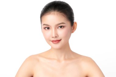 Beyaz arka planda temiz tenli güzel Asyalı kadın, yüz bakımı, yüz bakımı, kozmetoloji, güzellik ve kaplıca, Asyalı kadın portresi.