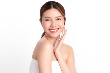 Beyaz arka planda temiz tenli güzel Asyalı kadın, yüz bakımı, yüz bakımı, kozmetoloji, güzellik ve kaplıca, Asyalı kadın portresi.