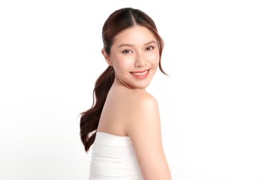 Beyaz arka planda temiz tenli güzel Asyalı kadın, yüz bakımı, yüz bakımı, kozmetoloji, güzellik ve kaplıca, Asyalı kadın portresi.