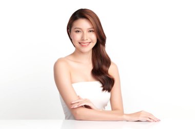 Beyaz arka planda temiz tenli güzel Asyalı kadın, yüz bakımı, yüz bakımı, kozmetoloji, güzellik ve kaplıca, Asyalı kadın portresi.