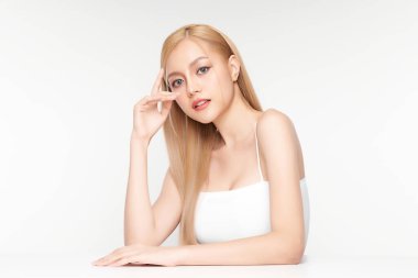Beyaz arka planda temiz tenli güzel Asyalı kadın, yüz bakımı, yüz bakımı, kozmetoloji, güzellik ve kaplıca, Asyalı kadın portresi.
