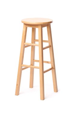 Beyaz arkaplanda izole edilmiş uzun tahta bar taburesi.