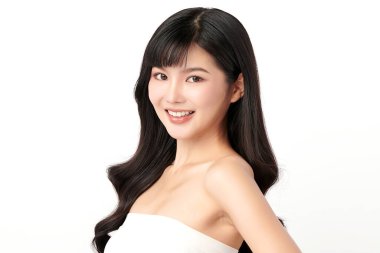 Beyaz arka planda temiz tenli güzel Asyalı kadın, yüz bakımı, yüz bakımı, kozmetoloji, güzellik ve kaplıca, Asyalı kadın portresi.