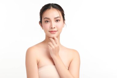 Beyaz arka planda temiz tenli güzel Asyalı kadın, yüz bakımı, yüz bakımı, kozmetoloji, güzellik ve kaplıca, Asyalı kadın portresi.