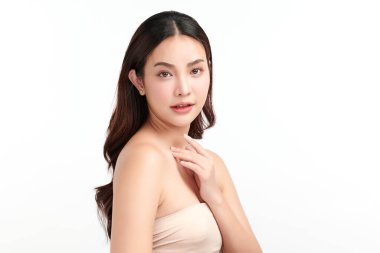 Beyaz arka planda temiz tenli güzel Asyalı kadın, yüz bakımı, yüz bakımı, kozmetoloji, güzellik ve kaplıca, Asyalı kadın portresi.