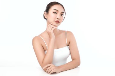 Beyaz arka planda temiz tenli güzel Asyalı kadın, yüz bakımı, yüz bakımı, kozmetoloji, güzellik ve kaplıca, Asyalı kadın portresi.