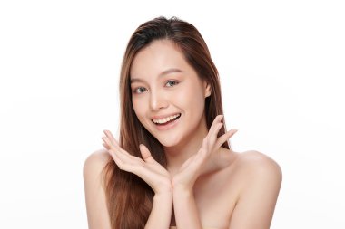 Beyaz arka planda temiz tenli güzel Asyalı kadın, yüz bakımı, yüz bakımı, kozmetoloji, güzellik ve kaplıca, Asyalı kadın portresi.