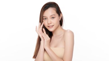 Beyaz arka planda temiz tenli güzel Asyalı kadın, yüz bakımı, yüz bakımı, kozmetoloji, güzellik ve kaplıca, Asyalı kadın portresi.