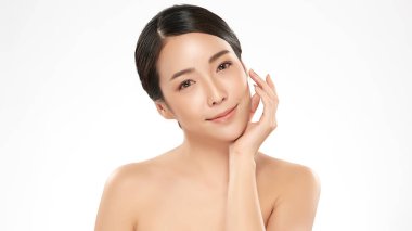 Beyaz arka planda temiz tenli güzel Asyalı kadın, yüz bakımı, yüz bakımı, kozmetoloji, güzellik ve kaplıca, Asyalı kadın portresi.