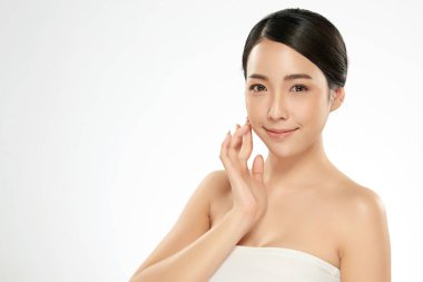 Beyaz arka planda temiz tenli güzel Asyalı kadın, yüz bakımı, yüz bakımı, kozmetoloji, güzellik ve kaplıca, Asyalı kadın portresi.