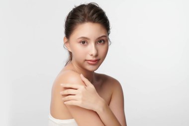 Beyaz arka planda temiz tenli güzel Asyalı kadın, yüz bakımı, yüz bakımı, kozmetoloji, güzellik ve kaplıca, Asyalı kadın portresi.