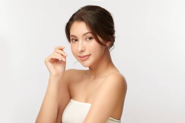 Beyaz arka planda temiz tenli güzel Asyalı kadın, yüz bakımı, yüz bakımı, kozmetoloji, güzellik ve kaplıca, Asyalı kadın portresi.