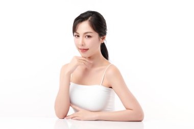 Beyaz arka planda temiz tenli güzel Asyalı kadın, yüz bakımı, yüz bakımı, kozmetoloji, güzellik ve kaplıca, Asyalı kadın portresi.