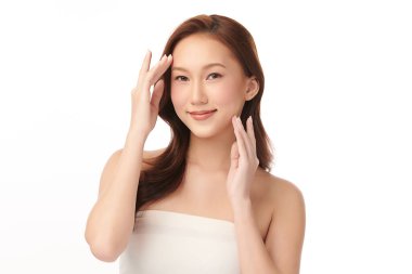 Beyaz arka planda temiz tenli güzel Asyalı kadın, yüz bakımı, yüz bakımı, kozmetoloji, güzellik ve kaplıca, Asyalı kadın portresi.