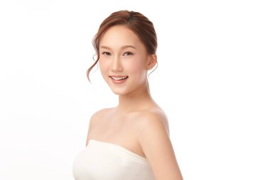 Beyaz arka planda temiz tenli güzel Asyalı kadın, yüz bakımı, yüz bakımı, kozmetoloji, güzellik ve kaplıca, Asyalı kadın portresi.