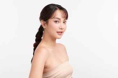 Beyaz arka planda temiz tenli güzel Asyalı kadın, yüz bakımı, yüz bakımı, kozmetoloji, güzellik ve kaplıca, Asyalı kadın portresi.