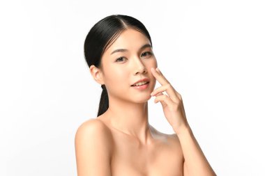 Beyaz arka planda temiz tenli güzel Asyalı kadın, yüz bakımı, yüz bakımı, kozmetoloji, güzellik ve kaplıca, Asyalı kadın portresi.