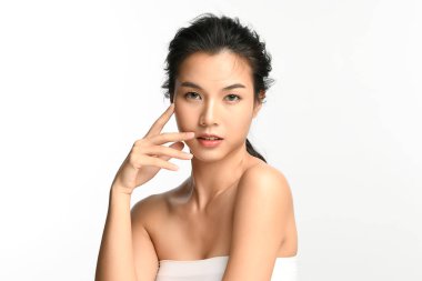 Beyaz arka planda temiz tenli güzel Asyalı kadın, yüz bakımı, yüz bakımı, kozmetoloji, güzellik ve kaplıca, Asyalı kadın portresi.