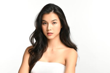 Beyaz arka planda temiz tenli güzel Asyalı kadın, yüz bakımı, yüz bakımı, kozmetoloji, güzellik ve kaplıca, Asyalı kadın portresi.