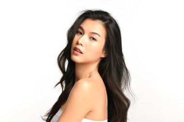 Beyaz arka planda temiz tenli güzel Asyalı kadın, yüz bakımı, yüz bakımı, kozmetoloji, güzellik ve kaplıca, Asyalı kadın portresi.