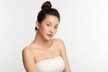 Beyaz arka planda temiz tenli güzel Asyalı kadın, yüz bakımı, yüz bakımı, kozmetoloji, güzellik ve kaplıca, Asyalı kadın portresi.