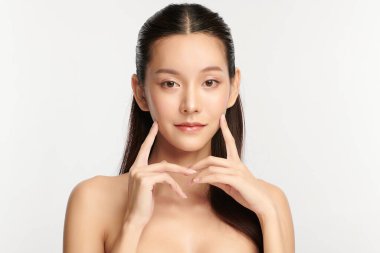 Beyaz arka planda temiz tenli güzel Asyalı kadın, yüz bakımı, yüz bakımı, kozmetoloji, güzellik ve kaplıca, Asyalı kadın portresi.