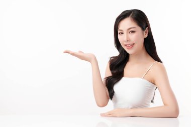 Beyaz arka planda temiz tenli güzel Asyalı kadın, yüz bakımı, yüz bakımı, kozmetoloji, güzellik ve kaplıca, Asyalı kadın portresi.