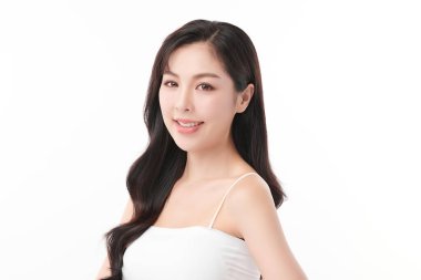 Beyaz arka planda temiz tenli güzel Asyalı kadın, yüz bakımı, yüz bakımı, kozmetoloji, güzellik ve kaplıca, Asyalı kadın portresi.