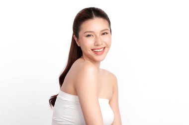 Beyaz arka planda temiz tenli güzel Asyalı kadın, yüz bakımı, yüz bakımı, kozmetoloji, güzellik ve kaplıca, Asyalı kadın portresi.