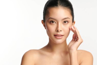 Beyaz arka planda temiz tenli güzel Asyalı kadın, yüz bakımı, yüz bakımı, kozmetoloji, güzellik ve kaplıca, Asyalı kadın portresi.
