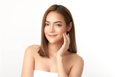 Beyaz arka planda temiz tenli güzel Asyalı kadın, yüz bakımı, yüz bakımı, kozmetoloji, güzellik ve kaplıca, Asyalı kadın portresi.