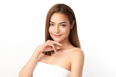 Beyaz arka planda temiz tenli güzel Asyalı kadın, yüz bakımı, yüz bakımı, kozmetoloji, güzellik ve kaplıca, Asyalı kadın portresi.