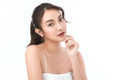 Beyaz arka planda temiz tenli güzel Asyalı kadın, yüz bakımı, yüz bakımı, kozmetoloji, güzellik ve kaplıca, Asyalı kadın portresi.