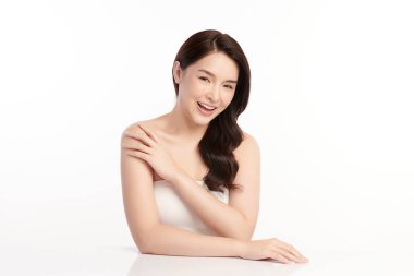 Beyaz arka planda temiz tenli güzel Asyalı kadın, yüz bakımı, yüz bakımı, kozmetoloji, güzellik ve kaplıca, Asyalı kadın portresi.