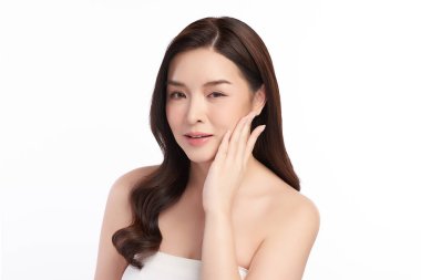 Beyaz arka planda temiz tenli güzel Asyalı kadın, yüz bakımı, yüz bakımı, kozmetoloji, güzellik ve kaplıca, Asyalı kadın portresi.