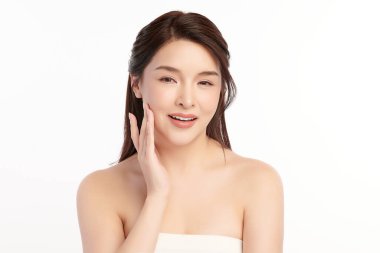Beyaz arka planda temiz tenli güzel Asyalı kadın, yüz bakımı, yüz bakımı, kozmetoloji, güzellik ve kaplıca, Asyalı kadın portresi.