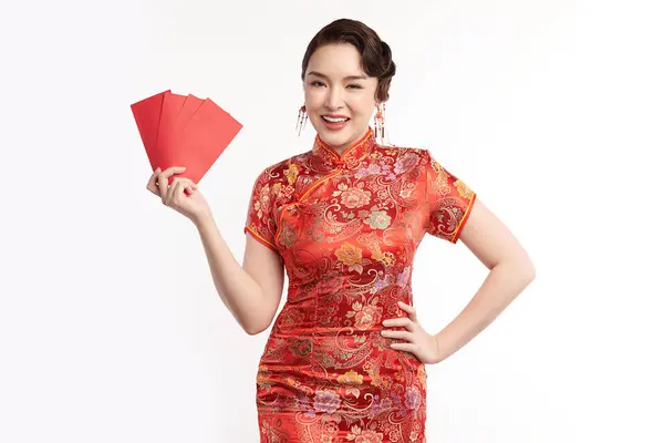 Asian Woman Wearing Traditional Cheongsam Qipao Dress Holding Angpao Red —  Fotos de Stock