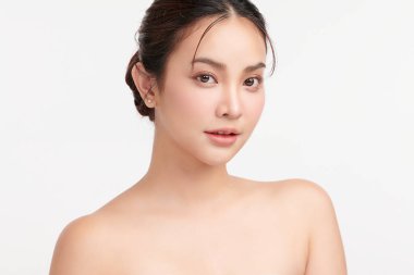 Beyaz arka planda temiz tenli güzel Asyalı kadın, yüz bakımı, yüz bakımı, kozmetoloji, güzellik ve kaplıca, Asyalı kadın portresi.