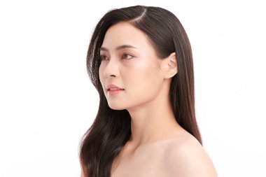 Beyaz arka planda temiz tenli güzel Asyalı kadın, yüz bakımı, yüz bakımı, kozmetoloji, güzellik ve kaplıca, Asyalı kadın portresi.