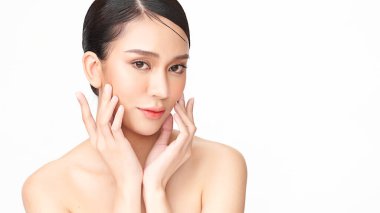 Beyaz arka planda temiz tenli güzel Asyalı kadın, yüz bakımı, yüz bakımı, kozmetoloji, güzellik ve kaplıca, Asyalı kadın portresi.