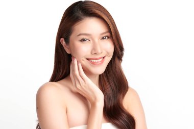 Beyaz arka planda temiz tenli güzel Asyalı kadın, yüz bakımı, yüz bakımı, kozmetoloji, güzellik ve kaplıca, Asyalı kadın portresi.