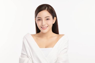 Beyaz arka planda temiz tenli güzel Asyalı kadın, yüz bakımı, yüz bakımı, kozmetoloji, güzellik ve kaplıca, Asyalı kadın portresi.